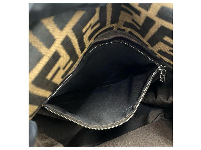 FENDI Vintage Semi-One Shoulder Tasche mit Zucca FF Muster Braun Schwarz - Ansicht 10