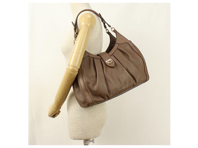 Salvatore Ferragamo Handtasche aus braunem Kalbsleder - Ansicht 9