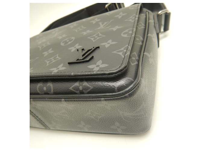 Borsa a tracolla Louis Vuitton Monogram Eclipse District PM Nero - vista 13