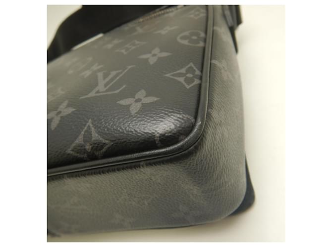 Borsa a tracolla Louis Vuitton Monogram Eclipse District PM Nero - vista 15