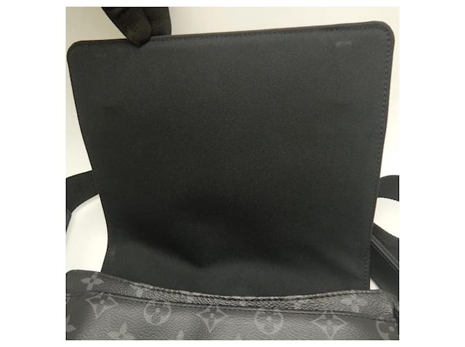 Borsa a tracolla Louis Vuitton Monogram Eclipse District PM Nero - vista 16