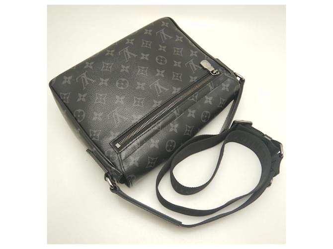 Borsa a tracolla Louis Vuitton Monogram Eclipse District PM Nero - vista 3