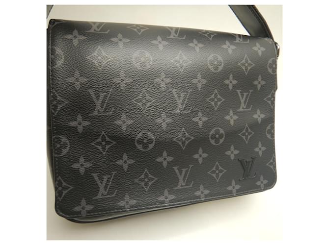 Borsa a tracolla Louis Vuitton Monogram Eclipse District PM Nero - vista 4