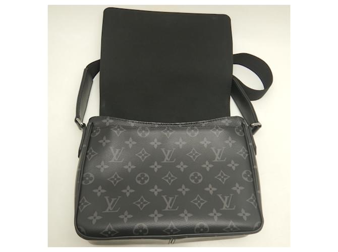 Borsa a tracolla Louis Vuitton Monogram Eclipse District PM Nero - vista 5