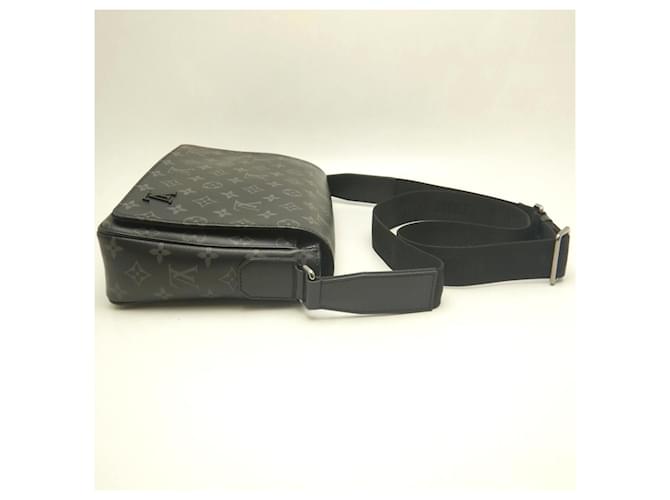 Borsa a tracolla Louis Vuitton Monogram Eclipse District PM Nero - vista 6