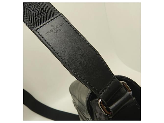 Borsa a tracolla Louis Vuitton Monogram Eclipse District PM Nero - vista 9
