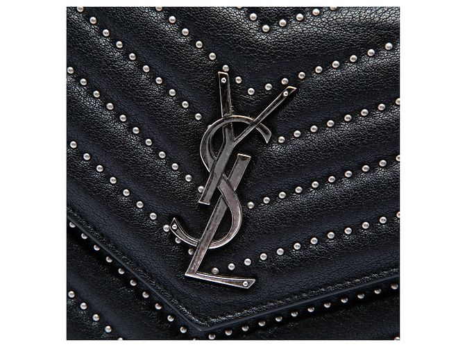 Portafoglio a busta con catena Saint Laurent in pelle di pecora nera a chevron con borchie monogramma Nero - vista 5