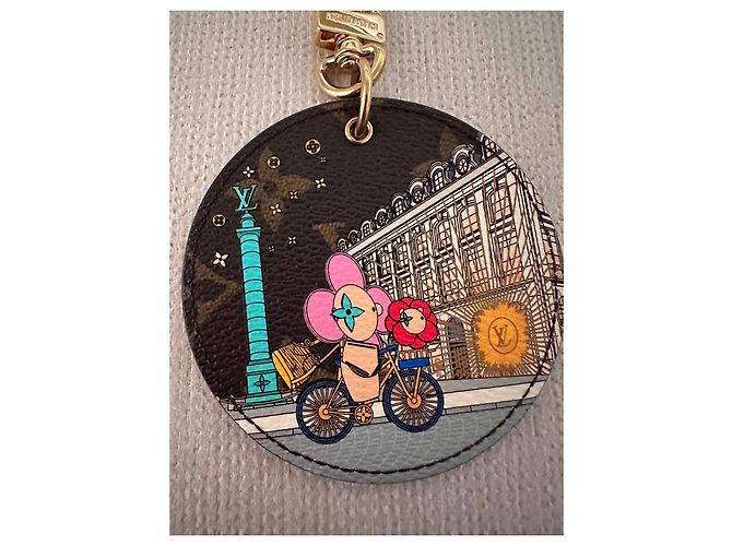 Grigri Louis Vuitton Vivienne on Bicycle Monogram Rose Multicolore Monogramme - vue 5
