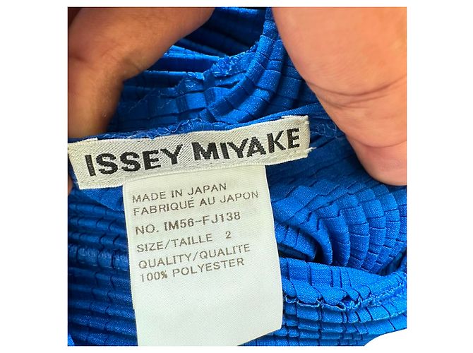 Issey Miyake strukturierte V-Ausschnitt-Bluse aus blauem Polyester - Ansicht 4