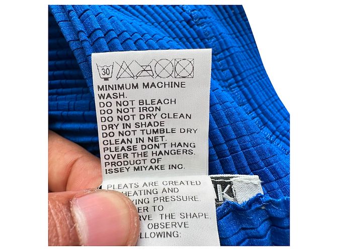 Issey Miyake strukturierte V-Ausschnitt-Bluse aus blauem Polyester - Ansicht 5