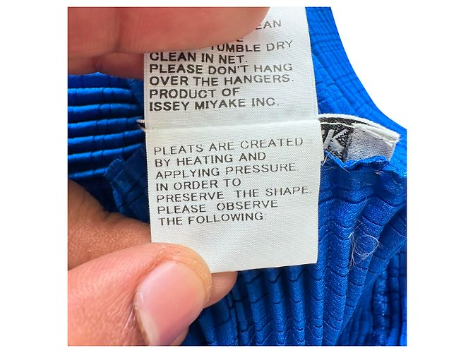 Issey Miyake strukturierte V-Ausschnitt-Bluse aus blauem Polyester - Ansicht 6