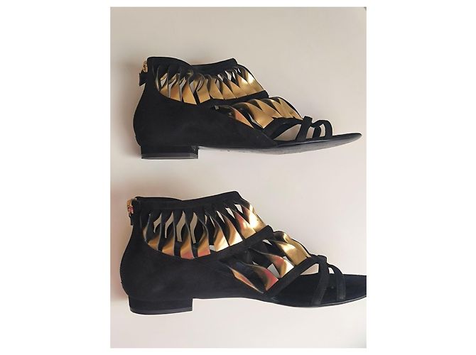 Sandali Chanel in camoscio nero e dettagli dorati D'oro - vista 8
