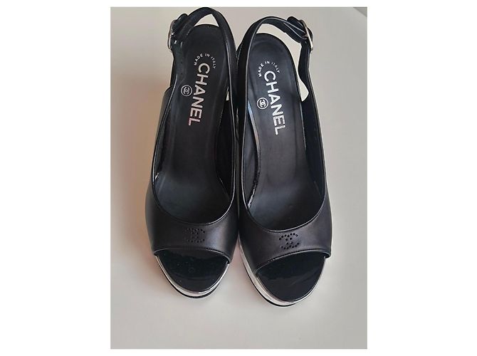 Chanel Sandali con Zeppa in Pelle Nera e Argento Nero Metallico - vista 2