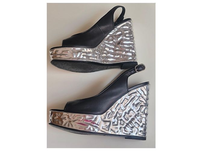 Chanel Sandali con Zeppa in Pelle Nera e Argento Nero Metallico - vista 3