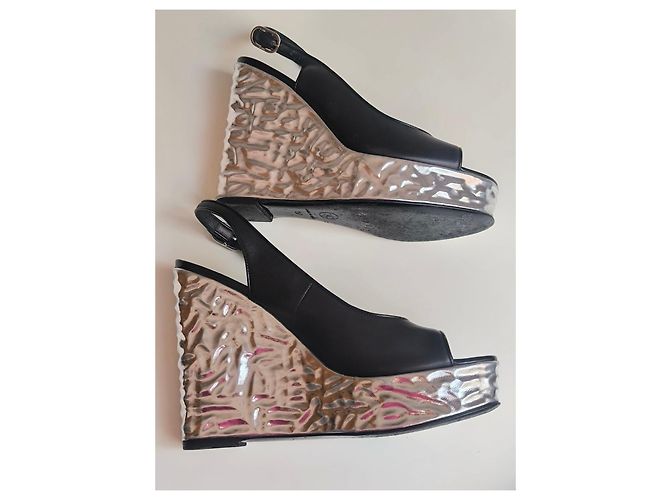 Chanel Sandali con Zeppa in Pelle Nera e Argento Nero Metallico - vista 4