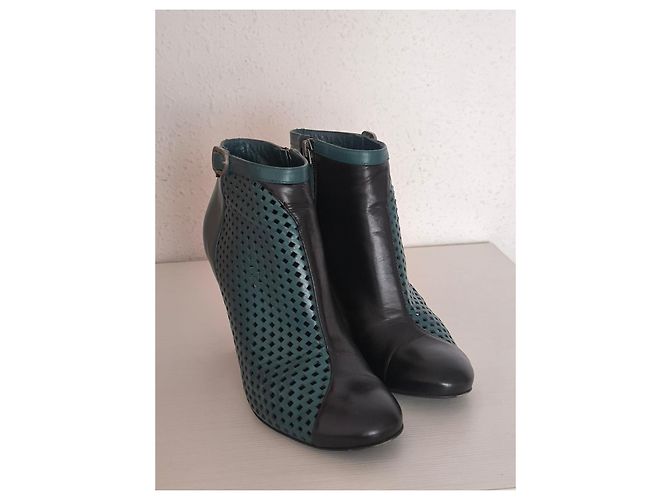 Stivaletti Chanel in pelle traforata verde e nera Nero - vista 11