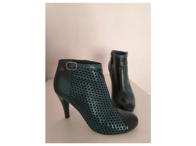 Stivaletti Chanel in pelle traforata verde e nera Nero - vista 12