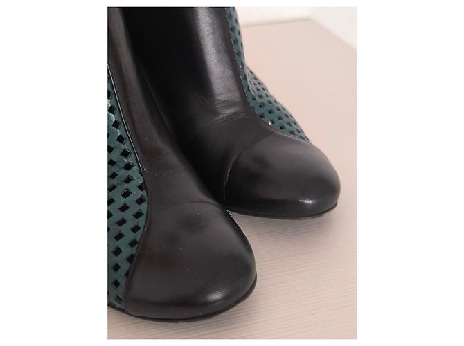 Stivaletti Chanel in pelle traforata verde e nera Nero - vista 13