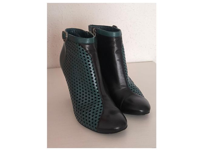 Stivaletti Chanel in pelle traforata verde e nera Nero - vista 15