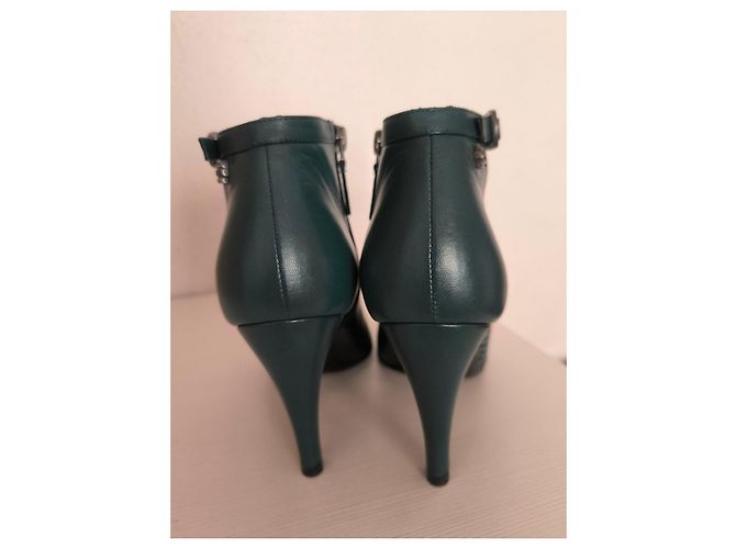 Stivaletti Chanel in pelle traforata verde e nera Nero - vista 16