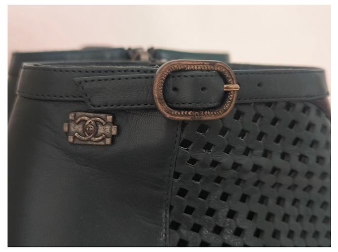 Stivaletti Chanel in pelle traforata verde e nera Nero - vista 17