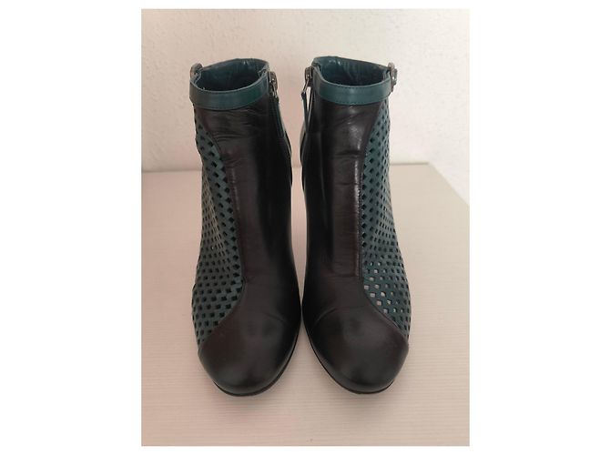 Stivaletti Chanel in pelle traforata verde e nera Nero - vista 18
