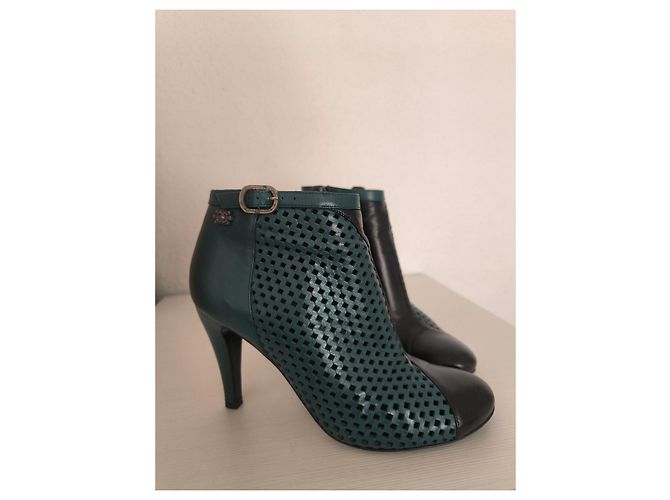 Stivaletti Chanel in pelle traforata verde e nera Nero - vista 19