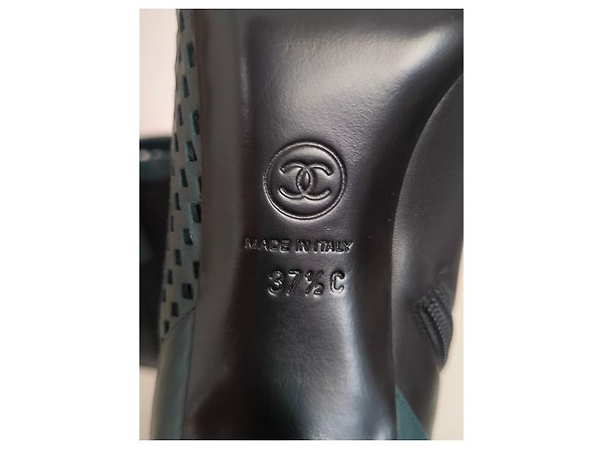 Stivaletti Chanel in pelle traforata verde e nera Nero - vista 2