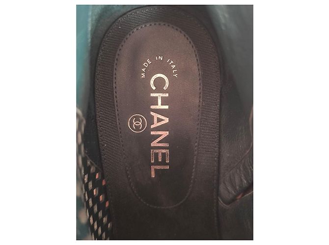 Stivaletti Chanel in pelle traforata verde e nera Nero - vista 3