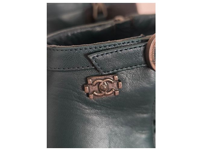 Stivaletti Chanel in pelle traforata verde e nera Nero - vista 4