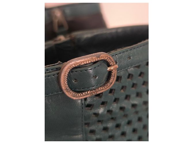 Stivaletti Chanel in pelle traforata verde e nera Nero - vista 5