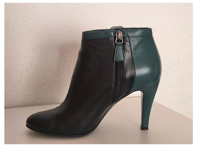 Stivaletti Chanel in pelle traforata verde e nera Nero - vista 6