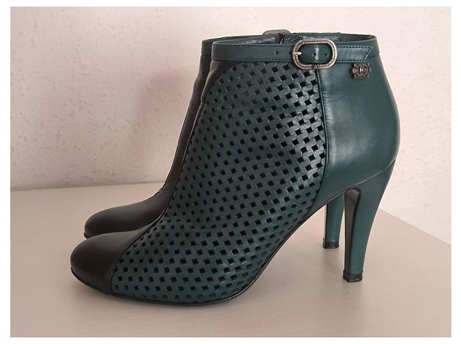 Stivaletti Chanel in pelle traforata verde e nera Nero - vista 7