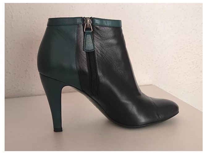 Stivaletti Chanel in pelle traforata verde e nera Nero - vista 8