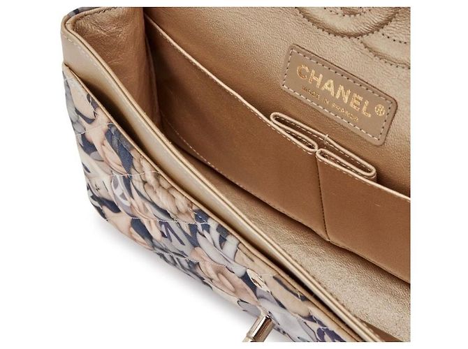 Timeless Chanel Klappentasche aus bedrucktem Stoff, Multicolour Braun Weiß Mehrfarben Beige - Ansicht 3