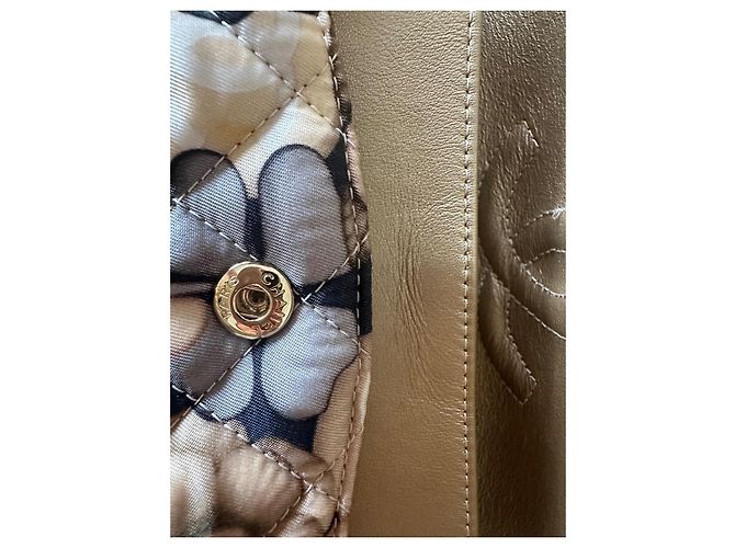 Timeless Chanel Klappentasche aus bedrucktem Stoff, Multicolour Braun Weiß Mehrfarben Beige - Ansicht 4