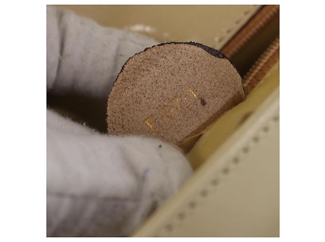 Céline Borsa a Tracolla CELINE Vernice Beige Tono Oro Auth 198345A - vista 12