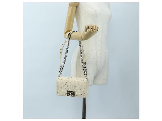 CHANEL Matelasse Boy Chanel Kettentasche aus Leder Weiß Silber CC Auth 196378M - Ansicht 25