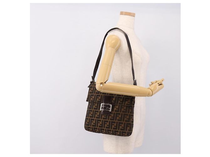 Borsa a tracolla FENDI Zucca Canvas Mamma Baguette Marrone Nero Auth 198709A - vista 23