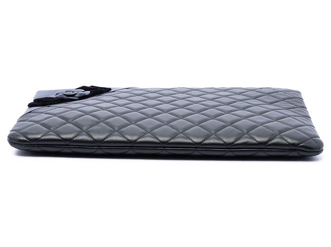 Clutch Chanel Large Quilted Lambskin Camellia O Case Nera Nero - vista 3