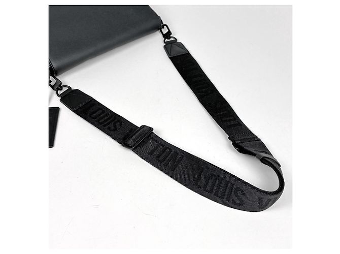 Borsa a tracolla Louis Vuitton Takeoff Messenger Nero - vista 6