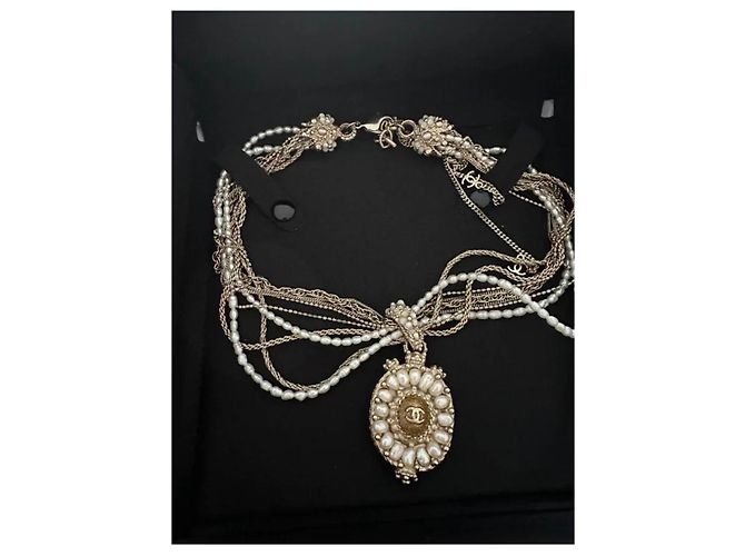 Collana Chanel a più fili di perle con pendente logo CC Bianco D'oro - vista 2