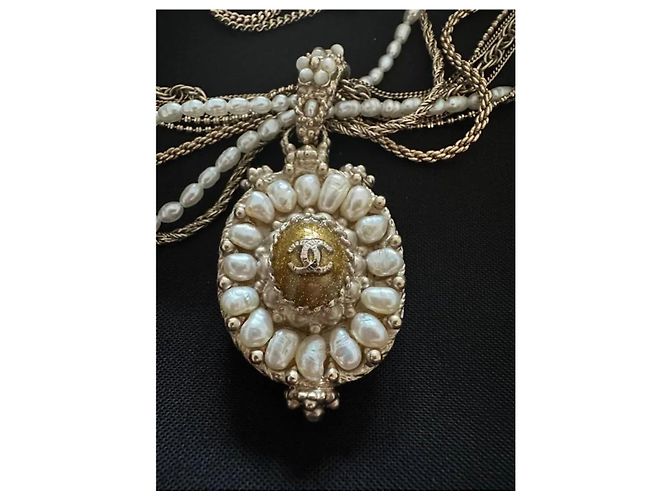 Collana Chanel a più fili di perle con pendente logo CC Bianco D'oro - vista 3
