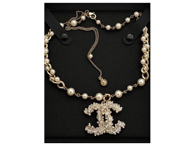 Collana Chanel con pendente CC, perle e cristalli Bianco D'oro - vista 2