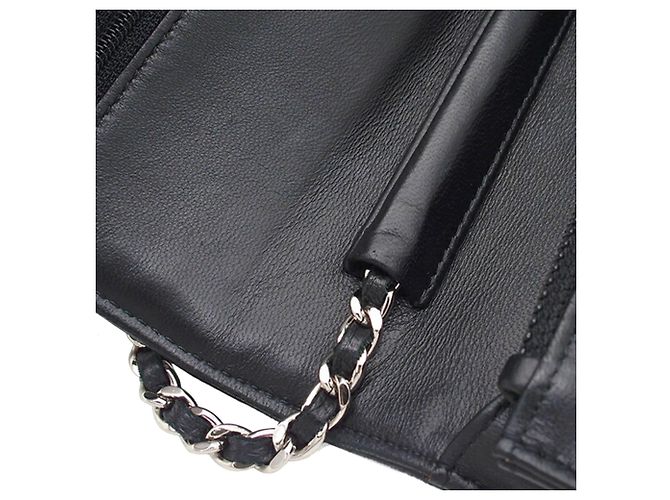 Borsa a tracolla Chanel CC Embossed Lambskin Camellia Wallet On Chain Nera Nero - vista 13