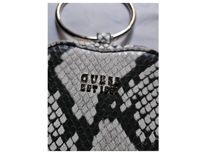 Guess Cartera de muñeca corazón estampado pitón Impresión de pitón Hardware de plata - vista 2