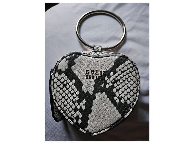 Guess Cartera de muñeca corazón estampado pitón Impresión de pitón Hardware de plata - vista 3