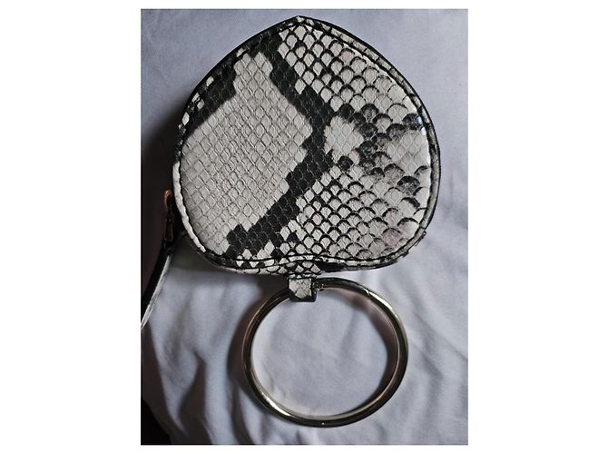 Guess Cartera de muñeca corazón estampado pitón Impresión de pitón Hardware de plata - vista 4