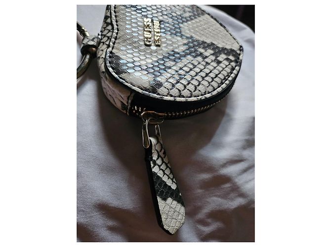 Guess Cartera de muñeca corazón estampado pitón Impresión de pitón Hardware de plata - vista 6