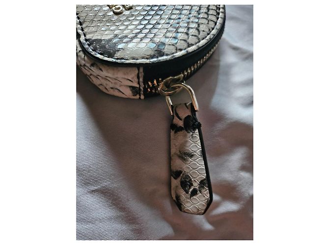 Guess Cartera de muñeca corazón estampado pitón Impresión de pitón Hardware de plata - vista 7